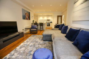 Stylish 2 Bedroom Apartment and Terrace Sleeps 4